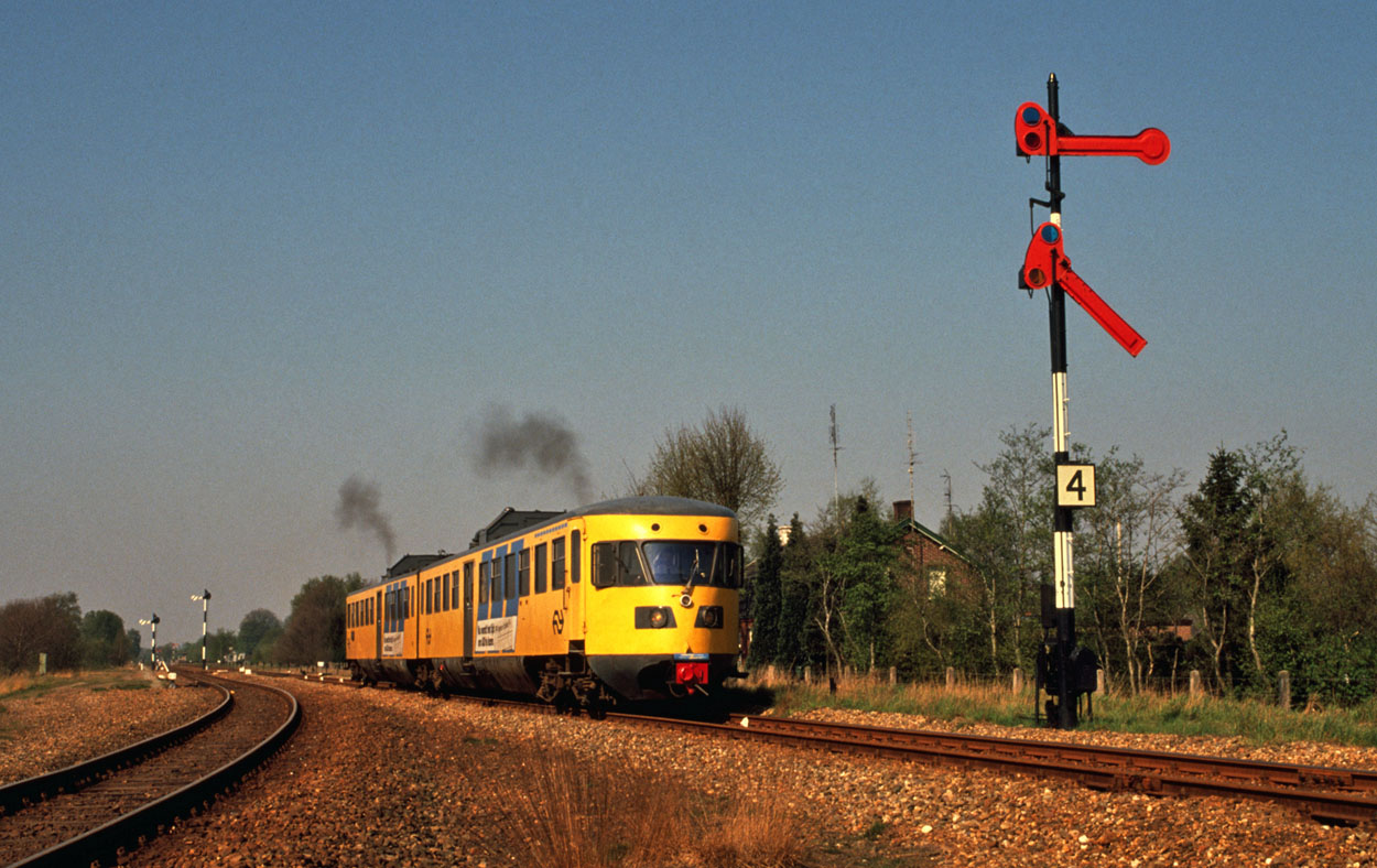 NS 168 leaves Budel (NL) as special excursion train 37331 (Budel, NL - Roermond, NL) on 13 April 1991.
